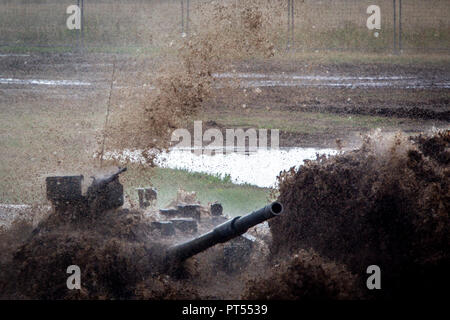 Zhukovsky, Russia. 11th Aug, 2014. A T-72 tank's barrel is seen through the cloud of dirt and water while taking part in the tank show during the Engineering Technologies exhibition. Credit: Leonid Faerberg/SOPA Images/ZUMA Wire/Alamy Live News Stock Photo
