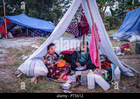 Palu, Indonesia. 4th Oct, 2018. Refugees seen resting in the Lere Refugee settlement.A deadly earthquake measuring 7.7 magnitude and the tsunami wave caused by it has destroyed the city of Palu and much of the area in Central Sulawesi. According to the officials, death toll from devastating quake and tsunami rises to 1,347, around 800 people in hospitals are seriously injured and some 62,000 people have been displaced in 24 camps around the region. Credit: Hariandi Hafid/SOPA Images/ZUMA Wire/Alamy Live News Stock Photo