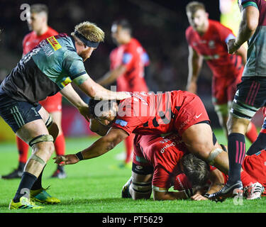London, UK. 6th Oct 2018. Titi Lamositele of Saracens under pressure from James Chisholm of Harlequins during during Gallagher Premiership match between Harlequins and Saracens at Twickenham Stoop Stadium on Saturday, 06 October 2018. LONDON ENGLAND.  (Editorial use only, license required for commercial use. No use in betting, games or a single club/league/player publications.) Stock Photo