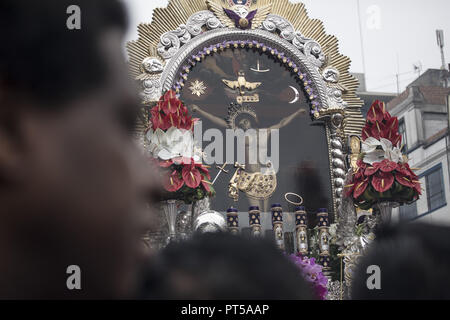 Lima, Peru. 6th Oct, 2018. Devotees participate in a procession of the Lord of the Miracles most know as 'El SeÃ±or de los Milagros'' in Lima Peruvian capital. Every October for the past four centuries this procession takes place in Lima and is known as the most important religious event in Peru. This Peruvian tradition commemorates the devastating 1746 Lima earthquake which left only a mural of Christ standing in a city area. Credit: Guillermo Gutierrez/SOPA Images/ZUMA Wire/Alamy Live News Stock Photo