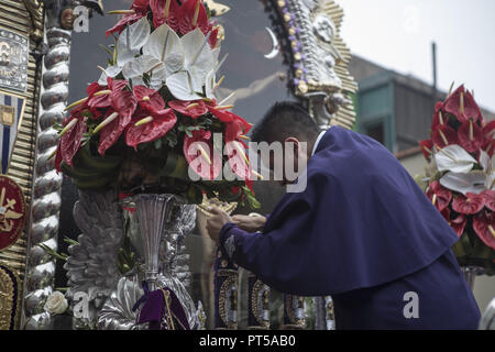 Lima, Peru. 6th Oct, 2018. Devotees participate in a procession of the Lord of the Miracles most know as 'El SeÃ±or de los Milagros'' in Lima Peruvian capital. Every October for the past four centuries this procession takes place in Lima and is known as the most important religious event in Peru. This Peruvian tradition commemorates the devastating 1746 Lima earthquake which left only a mural of Christ standing in a city area. Credit: Guillermo Gutierrez/SOPA Images/ZUMA Wire/Alamy Live News Stock Photo