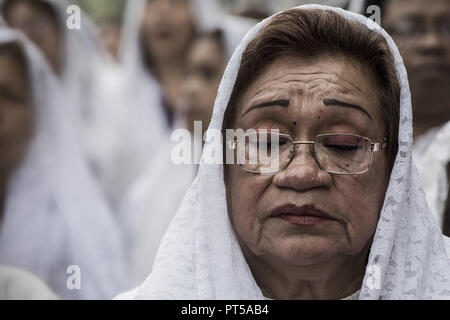 Lima, Peru. 6th Oct, 2018. Devotees participate in a procession of the Lord of the Miracles most know as 'El SeÃ±or de los Milagros'' in Lima Peruvian capital. Every October for the past four centuries this procession takes place in Lima and is known as the most important religious event in Peru. This Peruvian tradition commemorates the devastating 1746 Lima earthquake which left only a mural of Christ standing in a city area. Credit: Guillermo Gutierrez/SOPA Images/ZUMA Wire/Alamy Live News Stock Photo