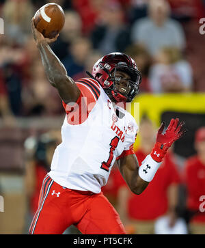 October 06, 2018: Utah Utes quarterback Tyler Huntley (1) finds an open receiver, during a NCAA football game between the Utah Utes and the Stanford Cardinal at the Stanford Stadium in Stanford, California. Valerie Shoaps/CSM Stock Photo