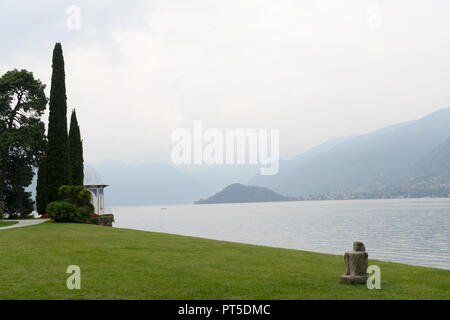 Lakeside with mughal pavilion at Villa Melzi, Bellagio on Lake Como, Italy Stock Photo