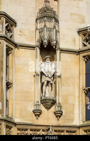 Stone statue of King Henry VIII on Scott's Building of King's College, University of Cambridge, UK Stock Photo