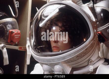 Original film title: ALIEN. English title: ALIEN. Year: 1979. Director: RIDLEY SCOTT. Stars: SIGOURNEY WEAVER. Credit: 20TH CENTURY FOX / Album Stock Photo