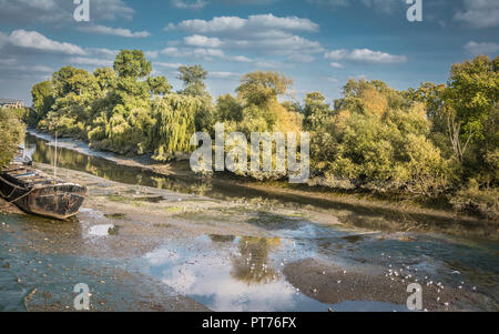 The river Thames at low tide at Watermans Park near Kew Bridge, Brentford, London, UK Stock Photo