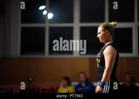 Karlsruhe Durlach, Deutschland. 06th Oct, 2018. Sabine Kusterer (Durlach) concentrates. GES/Wrestling 1st Bundesliga: KSV Durlach - AC Mutterstadt, 06.10.2018 Sport: 1st. German Weightlifting League: SV Durlach - AC Mutterstadt, Durlach, October 6, 2018 | usage worldwide Credit: dpa/Alamy Live News Stock Photo