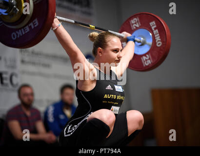 Karlsruhe Durlach, Deutschland. 06th Oct, 2018. Sabine Kusterer (Durlach) in action. GES/Wrestling 1st Bundesliga: KSV Durlach - AC Mutterstadt, 06.10.2018 Sport: 1st. German Weightlifting League: SV Durlach - AC Mutterstadt, Durlach, October 6, 2018 | usage worldwide Credit: dpa/Alamy Live News Stock Photo