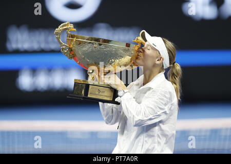 Beijing, China. 7th Oct, 2018. Caroline Wozniacki of Denmark kisses the trophy during the awarding ceremony of the women's singles event at the China Open tennis tournament in Beijing, capital of China, on Oct. 7, 2018. Credit: Jia Haocheng/Xinhua/Alamy Live News Stock Photo