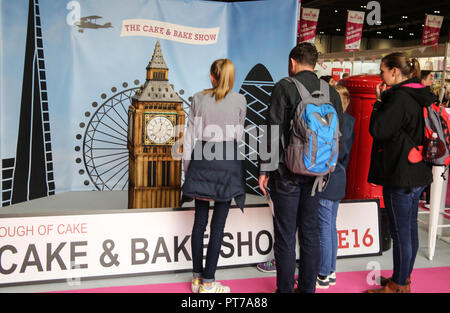 London UK 07 October 2018 visitors admiring the Big Ben cake made specially for the show by Rosie  Cake Diva @Paul Quezada-Neiman,Alamy Live News Stock Photo