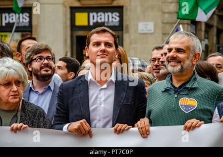 Barcelona, Spain. 7th Oct 2018. Albert Rivera is seen along with Carlos Carrizosa (R), both of Ciudadanos during the demonstration. The platform España Ciudadana, with the presence of the political leader Albert Rivera, and under the slogan No to violence, yes to the constitution, has concentrated hundreds of people to denounce the worrying situation that Catalonia is going through. Credit: SOPA Images Limited/Alamy Live News Stock Photo