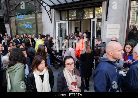 Embassy of Brazil, London, UK. 7th October 2018. Brazillians in the UK queuing at the Embassy of Brazil in London to vote in the elections. Credit: Matthew Chattle/Alamy Live News Stock Photo