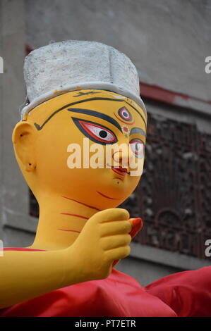 Kolkata, India. 7th October, 2018. Goddess Durga traditional idol is being prepared at Kumartuli in Kolkata for the forthcoming the biggest Hindu festival Durga Puja, in West Bengal, India. Credit: Biswarup Ganguly/Alamy Live News Stock Photo