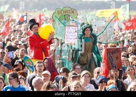 Buir, Deutschland. 06th Oct, 2018. Protesters at the demo for climate protection and versus lignite mining 'Save the forest - stop coal' at Hambacher Wald near Koln. Buir, 06.10.2018 | usage worldwide Credit: dpa/Alamy Live News Stock Photo