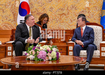 U.S. Secretary of State Mike Pompeo, left, during a bilateral meeting with South Korean President Moon Jae-in at the Blue House October 7, 2018 in Seoul, South Korea. Pompeo stopped in Korea to brief allies following a round of meetings in North Korea. Stock Photo