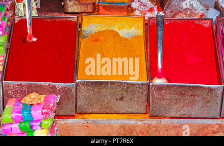 MARKET STALL IN INDIA COLOURED POWDERS Stock Photo