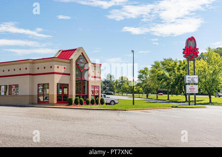 HICKORY, NORTH CAROLINA, USA- 9/18/18: An Arby's fast food restaurant building and road sign. Stock Photo