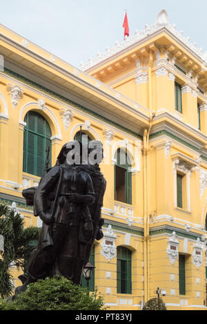 Heroic Communist statue, Central Post Office (Bưu điện Trung), Ho Chi Minh City, Viet Nam Stock Photo