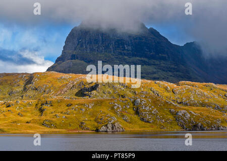 SUILVEN AND RIVER KIRKAIG SUTHERLAND SCOTLAND SUNSHINE ON FIONN LOCH AND RAIN SHOWER OVER THE MOUNTAIN Stock Photo