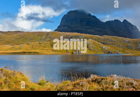 SUILVEN AND RIVER KIRKAIG SUTHERLAND SCOTLAND SUNSHINE ON FIONN LOCH Stock Photo