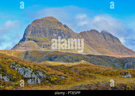 SUILVEN AND RIVER KIRKAIG SUTHERLAND SCOTLAND THE MOUNTAIN ON AN AUTUMN DAY Stock Photo