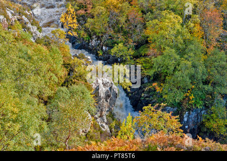 SUILVEN AND RIVER KIRKAIG SUTHERLAND SCOTLAND THE WATERFALL OR FALLS OF KIRKAIG IN AUTUMN WITH TREES AND COLOUR LINING THE GORGE Stock Photo