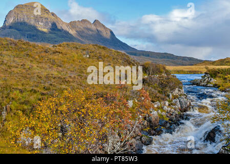 SUILVEN AND RIVER KIRKAIG SUTHERLAND SCOTLAND THE MOUNTAIN AND RIVER IN AUTUMN SUNSHINE Stock Photo
