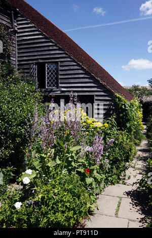 An English Country Cottage & Its Colourful Garden Stock Photo - Alamy