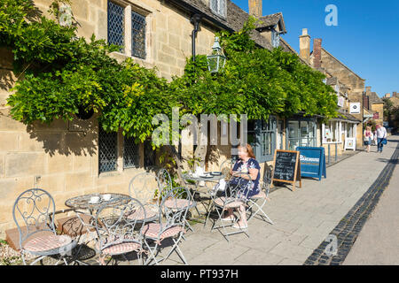 Shops and restaurants, The Green, High Street, Broadway, Worcestershire, England, United Kingdom Stock Photo