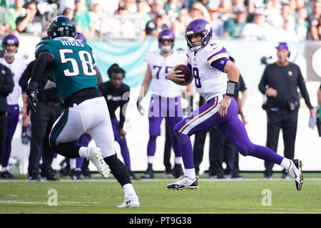 Minnesota Vikings Linebacker Jordan Hicks 58 Returns The Interception Philadelphia Pennsylvania Usa 7th Oct 2018 Minnesota Vikings Quarterback Kirk Cousins 8 Scrambles With Philadelphia Eagles Linebacker Jordan Hicks 58 Chasing Him During The Nfl Game Between The Minnesota Vikings And The Philadelphia Eagles At Lincoln Financial Field In Philadelphia Pennsylvania Christopher Szagolacsmalamy Live News Pt9g38