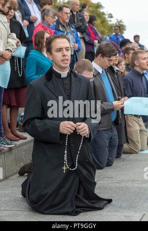 Detroit, Michigan USA - 7 October 2018 - Catholic gather at the Detroit River, the international border with Canada, to pray the rosary. It was part of Rosary Coast to Coast, during which about 1,000 Catholic groups gathered at U.S. coasts, borders, and other public places to pray the rosary. Credit: Jim West/Alamy Live News Stock Photo