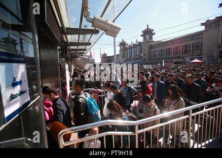 Beijing, Beijing, China. 8th Oct, 2018. Beijing, CHINA-People wait in long lines before they enter the subway station outside Beijing Railway Station on the last day of National Day Holiday in Beijing, China, October 7th, 2018. Credit: SIPA Asia/ZUMA Wire/Alamy Live News Stock Photo