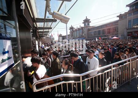 Beijing, Beijing, China. 8th Oct, 2018. Beijing, CHINA-People wait in long lines before they enter the subway station outside Beijing Railway Station on the last day of National Day Holiday in Beijing, China, October 7th, 2018. Credit: SIPA Asia/ZUMA Wire/Alamy Live News Stock Photo