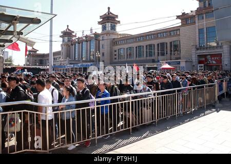 Beijing, Beijing, China. 8th Oct, 2018. Beijing, CHINA-People wait in long lines before they enter the subway station outside Beijing Railway Station on the last day of National Day Holiday in Beijing, China, October 7th, 2018. Credit: SIPA Asia/ZUMA Wire/Alamy Live News Stock Photo