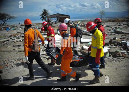 Poso, Indonesia. 8th Oct, 2018. Indonesian search and rescue team work ...