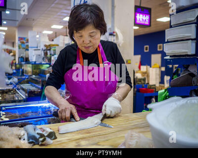 Seoul, Gyeonggi, South Korea. 8th Oct, 2018. A market vender prepares an order of sashimi in the Noryangjin Fish Market. The auctions start about 01.00 AM and last until 05.00 AM. Noryangjin Fish Market is the largest fish market in Seoul and has been in operation since 1927. It opened in the current location in 1971 and was renovated in 2015. The market serves both retail and wholesale customers and has become a tourist attraction in recent years. Credit: Jack Kurtz/ZUMA Wire/Alamy Live News Stock Photo