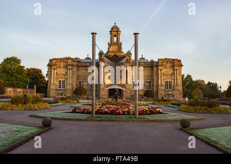 Wonderful Autumnal colours in Lister Park, Bradford, home of the amazing Cartwright Hall where a young David Hockney used to visit Stock Photo