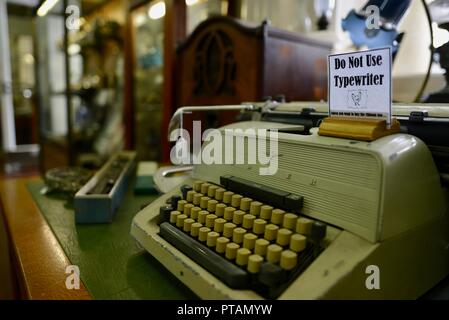 A typewriter, The speckled hen antiques and collectables, The Cotters market on Flinders Street, Townsville City QLD, Australia Stock Photo