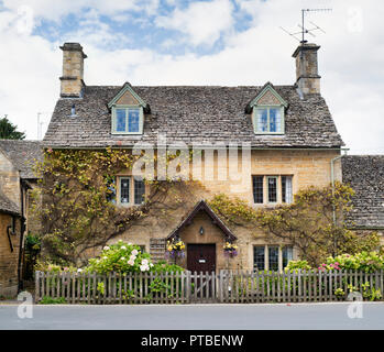 Cotswold stone cottage in autumn. Bourton on the Water, Cotswolds, Gloucestershire, England Stock Photo