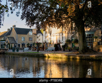 The Kingsbridge inn and river windrush in the early morning autumn sunlight. Bourton on the Water, Cotswolds, Gloucestershire, England Stock Photo