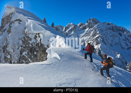 Two mountaineers on a ski tour in winter, snow slopes on the summit ridge to Firzstock, behind Mürtschenstock, Oberstalden Stock Photo