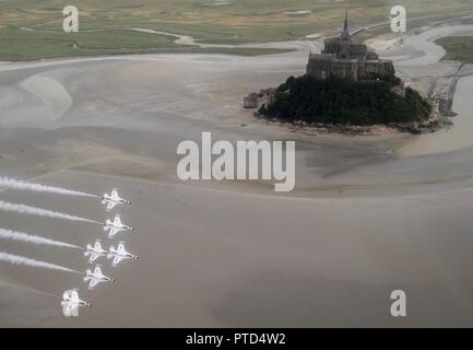 The U.S. Air Force Thunderbirds fly by Mont Saint-Michel, Normandy, France, July 11, 2017. The Thunderbirds were participating flew over several historic sites during a practice fly by of Paris, France for Bastille Day. Stock Photo