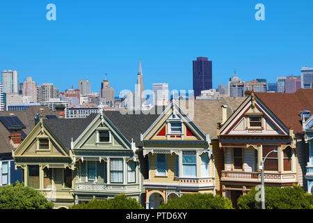 Painted Ladies Victorian houses near Alamo Square and city skyline, San Franciso, California, USA Stock Photo