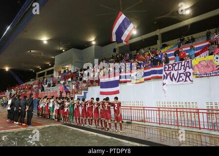 Thailand players acknowledge fans after the AFC U-16 Championship 2018 Group A match between Japan 5-2 Thailand at UM Arena Stadium in Kuala Lumpur, Malaysia, September 20, 2018. Credit: AFLO/Alamy Live News Stock Photo