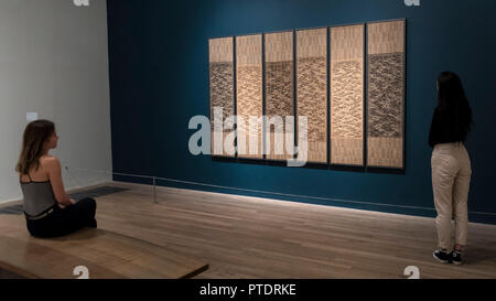 London, UK.  9 October 2018. Visitors view 'Six Prayers', 1966-7, by Anni Albers.  Preview of the UK's first exhibition of works by German artist Anni Albers at Tate Modern who used the ancient art of hand-weaving to produce works of modern art.  Over 350 of her artworks from major collections from Europe and the US are on show 11 October to 27 January 2019. Credit: Stephen Chung / Alamy Live News Stock Photo