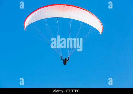 Bournemouth, Dorset, UK. 9th Oct, 2018. UK weather: unbroken blue skies and warm sunshine, as temperatures rise and visitors head to the seaside to enjoy the sun and the Indian summer. Perfect weather for paragliding and paraglider getting a birds eye view! Credit: Carolyn Jenkins/Alamy Live News Stock Photo