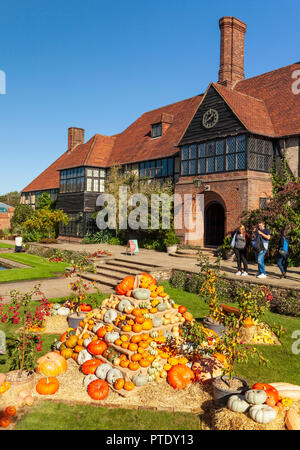 RHS Wisley Gardens, Surrey, England, UK. 9th October 2018. Wisley puts on a magnificent display of Autumnal pumpkins and Squashes. Credit: Tony Watson/Alamy Live News Stock Photo