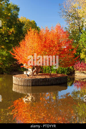 RHS Wisley Gardens, Surrey, England, UK. 9th October 2018. UK Weather. Autumn colours at RHS Wisley in unseasonally warm sunshine. Credit: Tony Watson/Alamy Live News Stock Photo