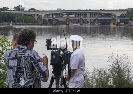 MINNEAPOLIS (July 18, 2017) – Looking back on the I-35W bridge, Chief Navy Diver Noah Gottesman, a native of Gaithersburg, Md., reflects back to ten years ago when he was called to assist local, state and federal authorities in finding missing victims in the wake of the bridge collapse while he was attached to Mobile Diving and Salvage Unit (MDSU) 2. Gottesman returned to the area for an interview with NBC KARE 11 reporter Kent Erdahl, during Minneapolis/St. Paul Navy Week. Navy Week programs serve as the Navy's principal outreach effort into areas of the country without a significant Navy pre Stock Photo
